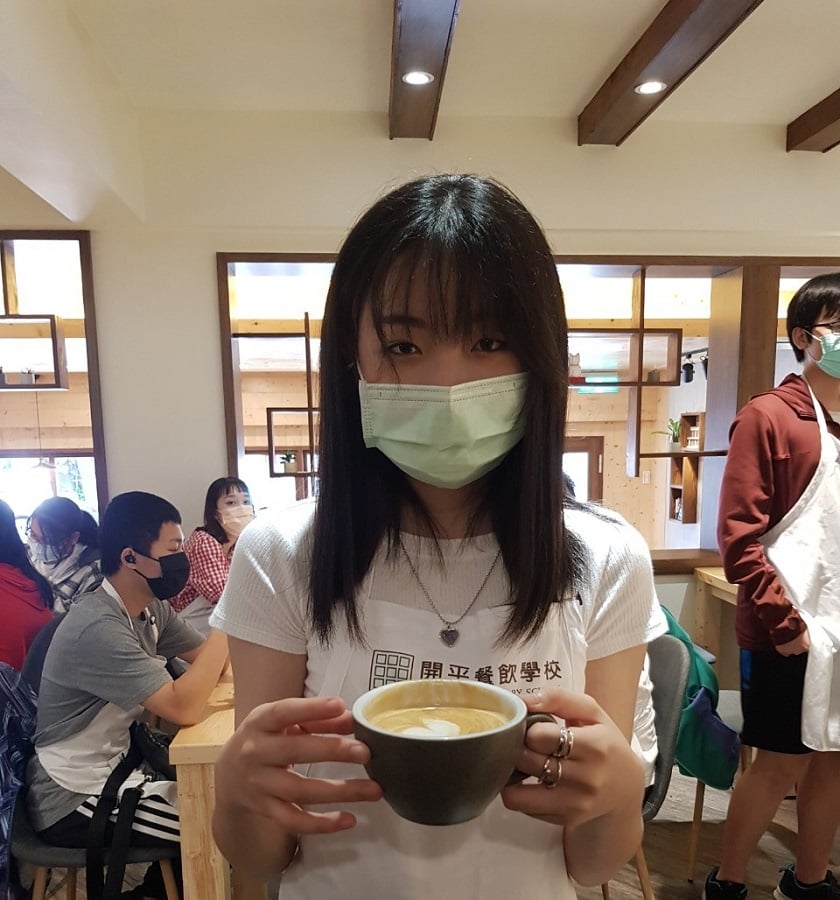 可能是一或多人和室內的圖像