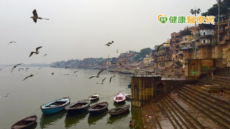 印度恆河漂浮近百具浮屍 疫情持續惡化鄰國憂心