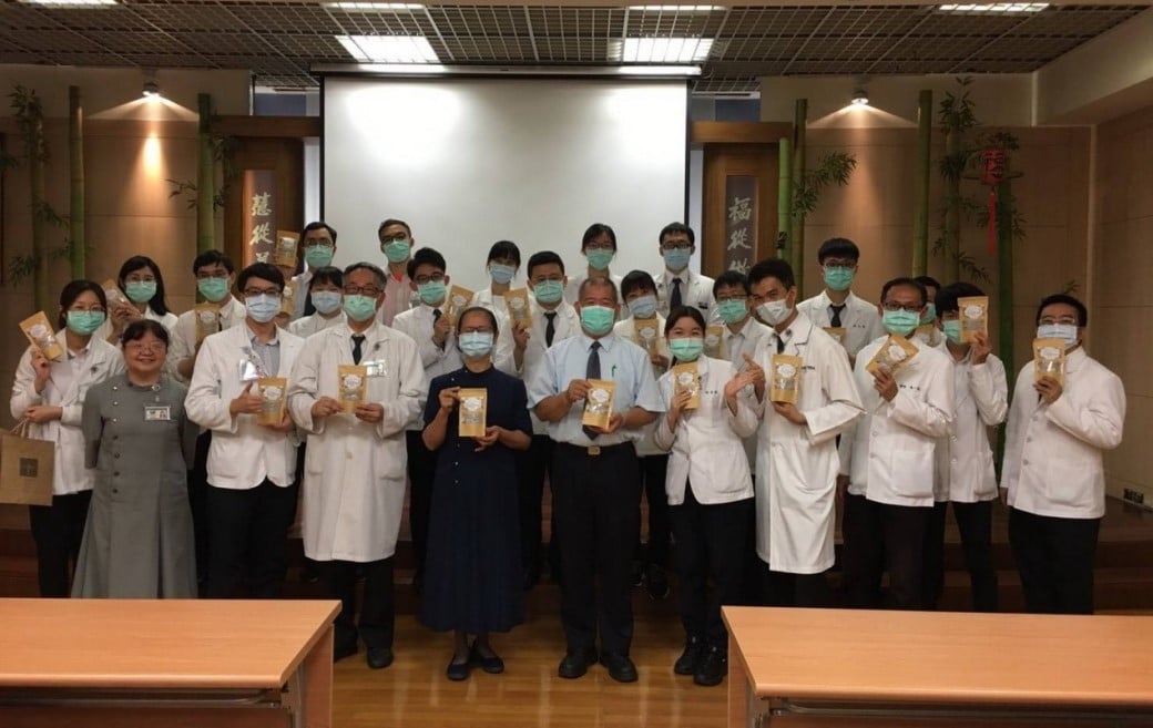 可能是 10 個人、大家站著和室內的圖像