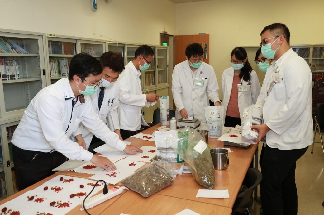 可能是 1 人、站立和室內的圖像