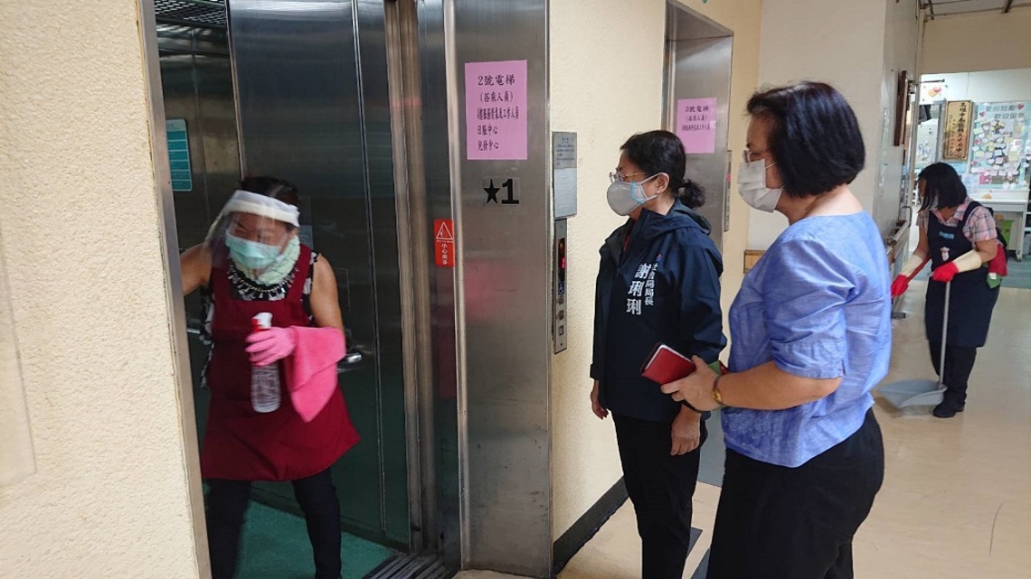 防疫全面預防性清消! 局長謝琍琍銷假上班 親督轄管各單位消毒狀況/波新聞