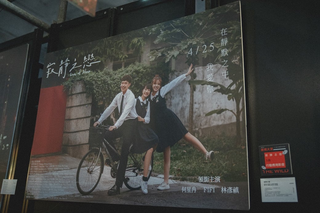 可能是 3 個人、大家站著和文字的圖像