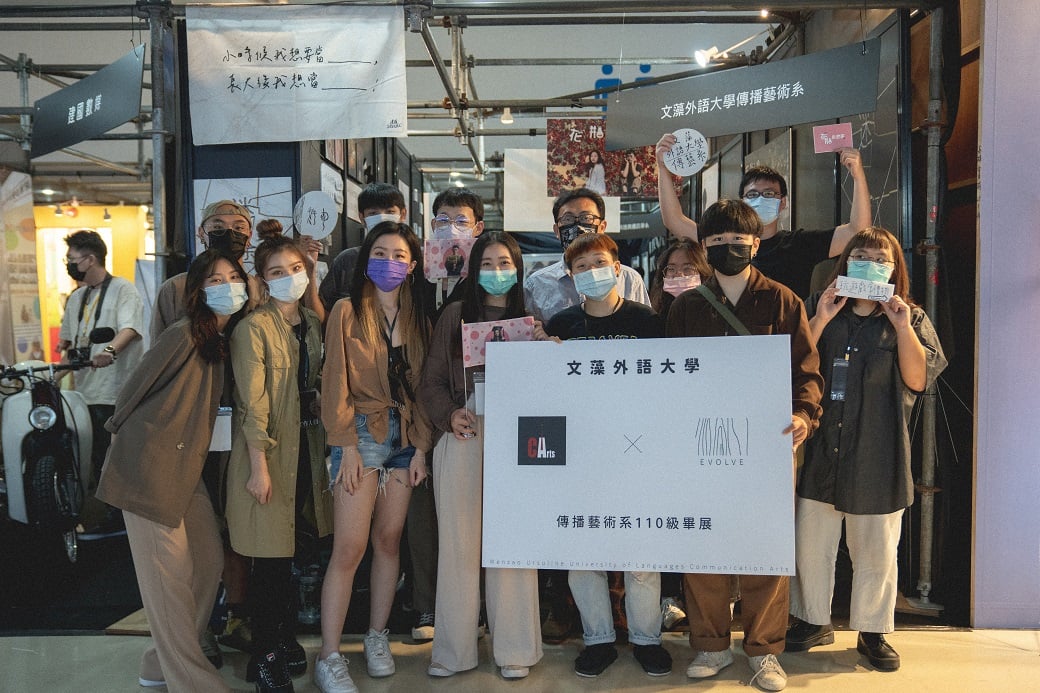 可能是 4 個人和大家站著的圖像