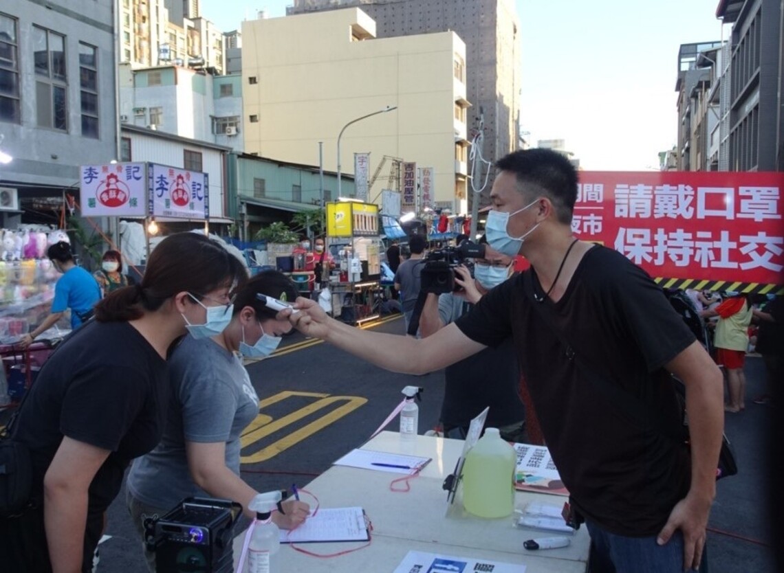 高市經發局啟動準三級防疫聯合稽查 逛市集未戴口罩現場開罰/波新聞