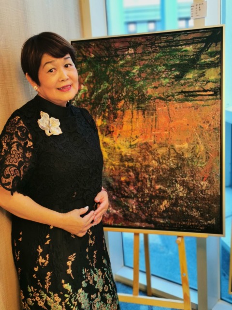 蔡綠綠和她展出的油畫「陷」