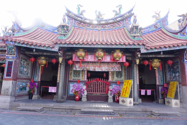 萬和宮配合防疫措施,即日起禁止進入廟內拜拜