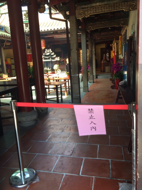 萬和宮嚴格執行防疫,兩側廂房也禁止進出