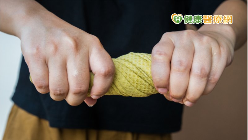 擰毛巾、轉門把手使不上力? 恐腕關節三角纖維軟骨撕裂