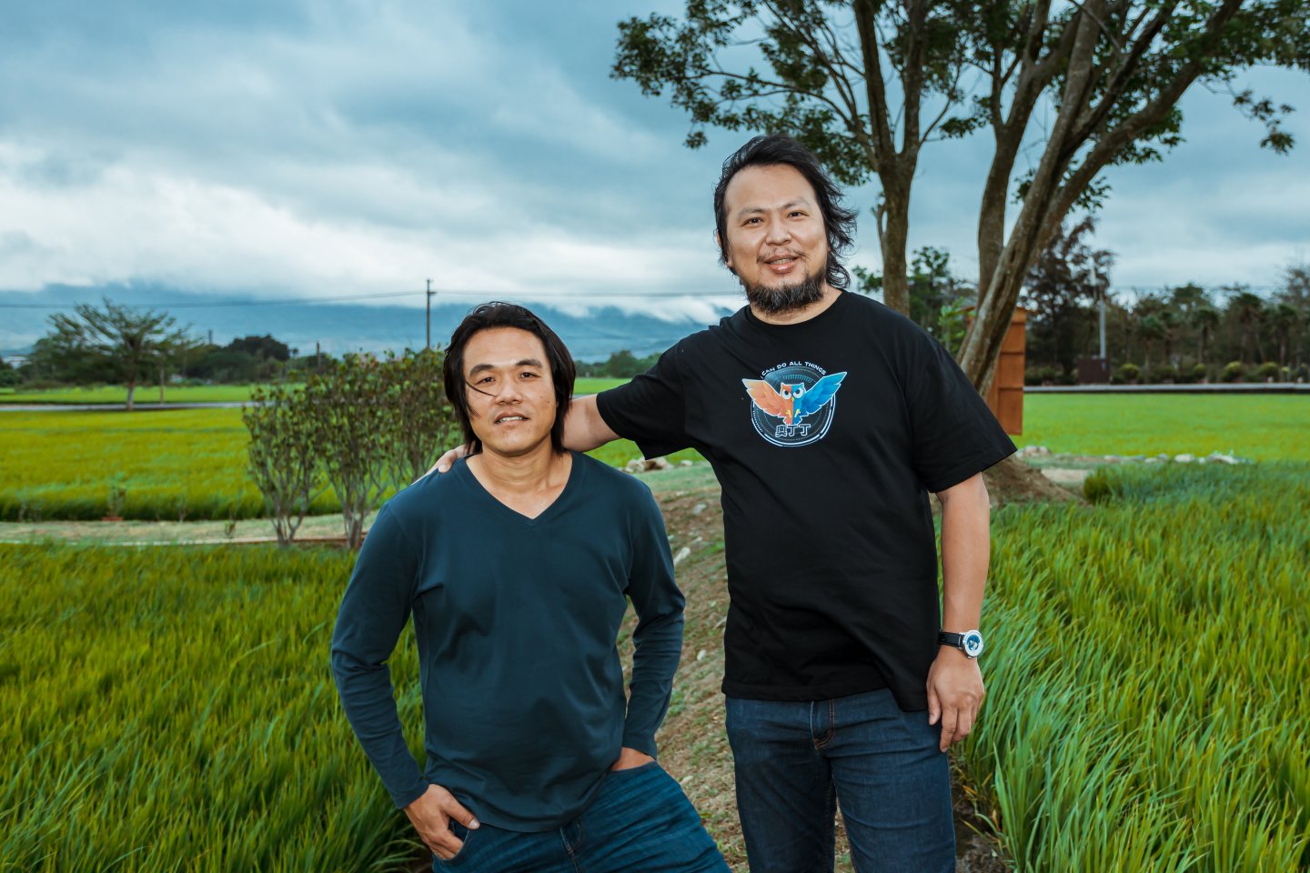 奧丁丁集團創辦人暨執行長王俊凱(圖右)與池上禾穀坊青農魏瑞廷(圖左) 2
