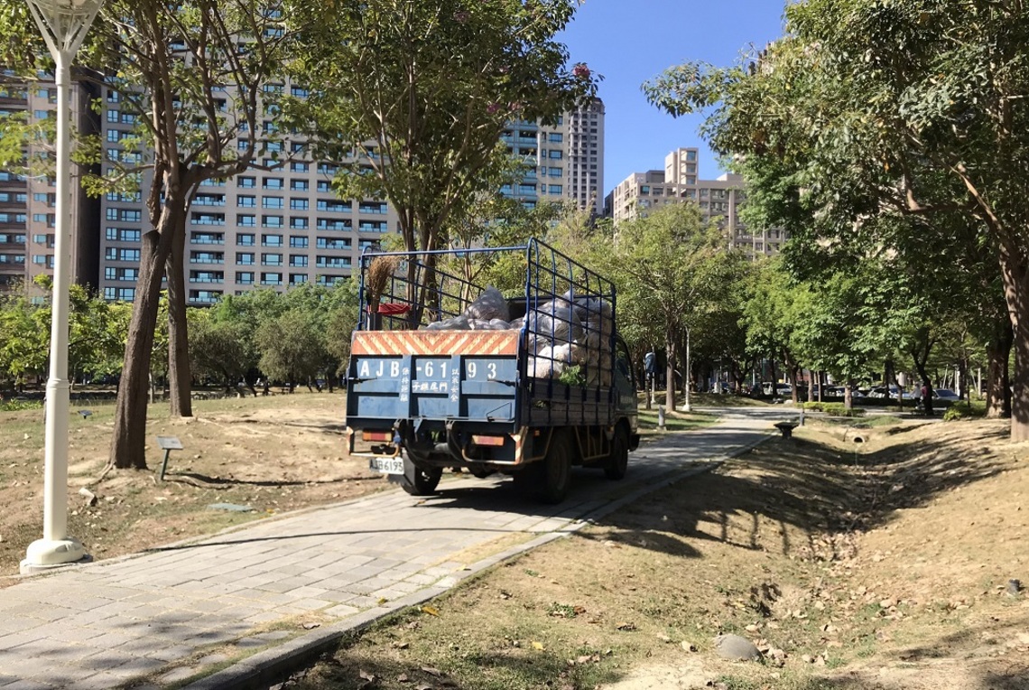 公園豈容車輛任意進出／波新聞