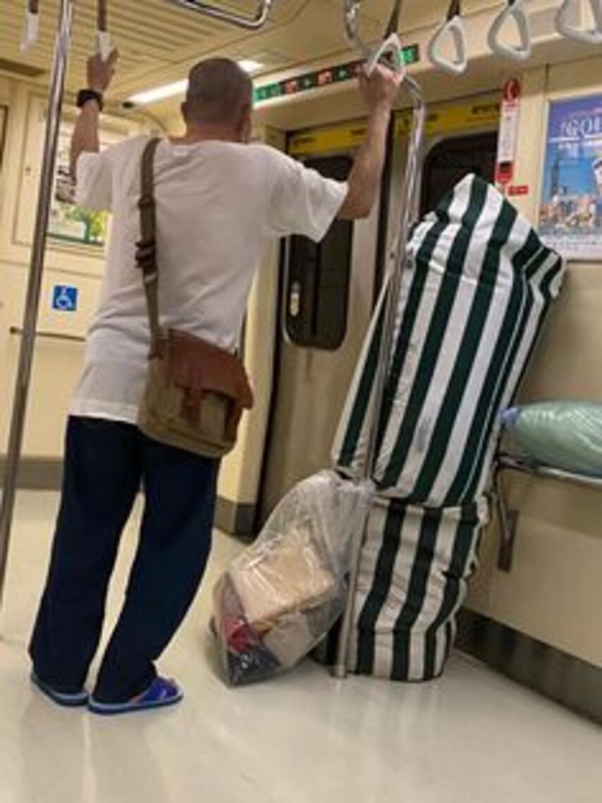 當年北上唸書的學生是這樣帶棉被家當搭車的，現在反過來了……/波新聞