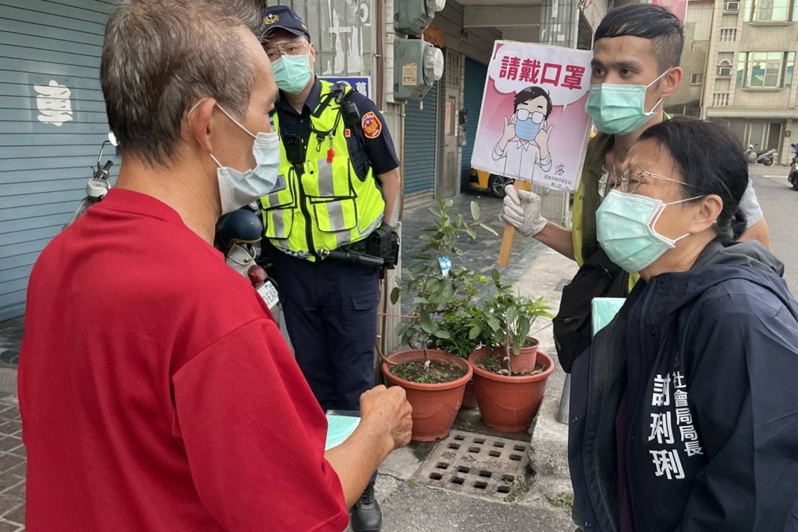 防疫警戒中！高市社會局啟動短期旅館安置助街友   街友配合防疫宣導戴口罩／波新聞