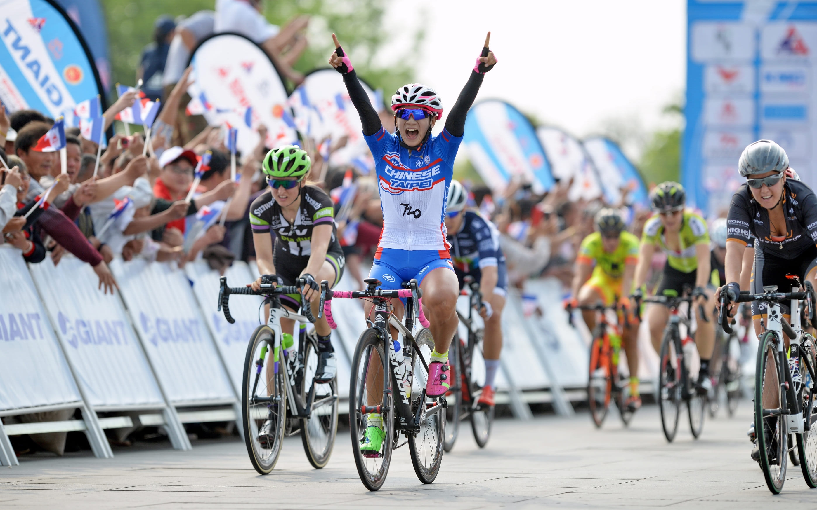 2016.5.6 UCI Women World Tour世界巡迴賽環崇明島第1站 - 黃亭茵技壓Leah Kirchmann(左)、 Chloe Hosking (右) 等名將,衝出單站冠軍!