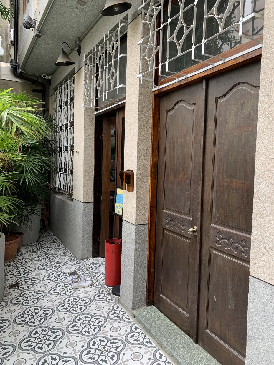 台南老屋民宿推薦|三宅一森&采暈融合透視、撞色設計 老屋也能很摩登