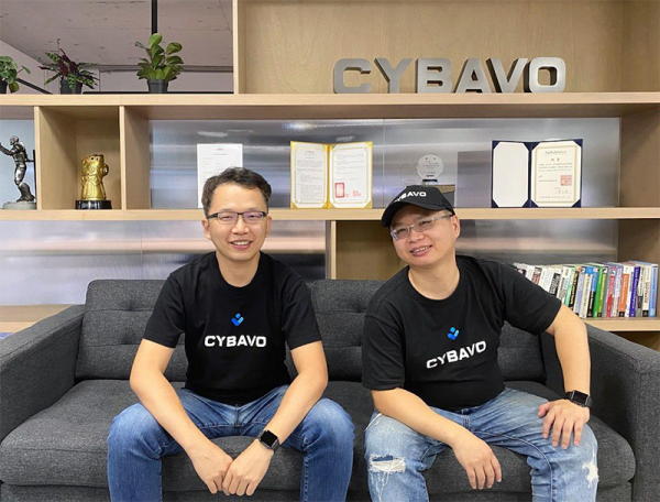 圖左為共同創辦人暨執行長范紀鍠暨執行長 (Paul)、圖右為共同創辦人暨技術長徐千洋 (Tim)