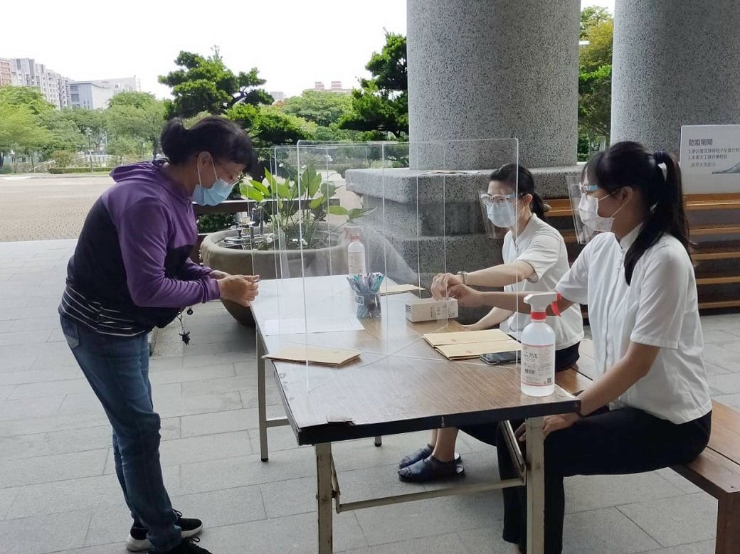 可能是一或多人和大家站著的圖像