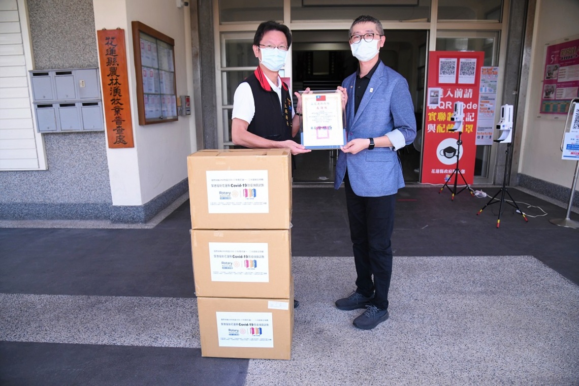 為加強花蓮縣新冠肺炎篩檢能量 國際扶輪3490地區捐贈花蓮縣2000組快篩試劑投入檢疫/波新聞