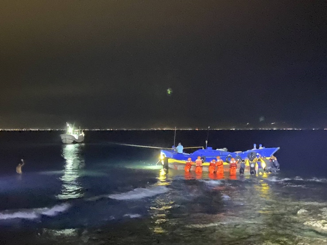 舢舨擱淺花瓶石礁岸 海巡民眾協力救援/波新聞