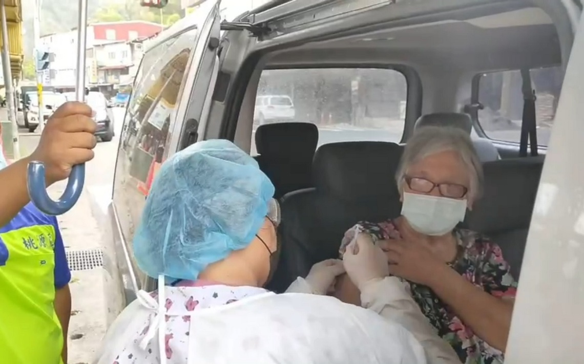 原鄉行動不便長者別擔心！ 區公所專車接送  醫護貼心上車問診打疫苗／波新聞