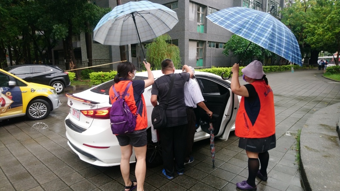 「揪甘心!」長輩免費搭車接種 共同安心防疫!/波新聞