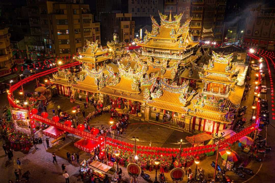 可能是寺廟和戶外的圖像