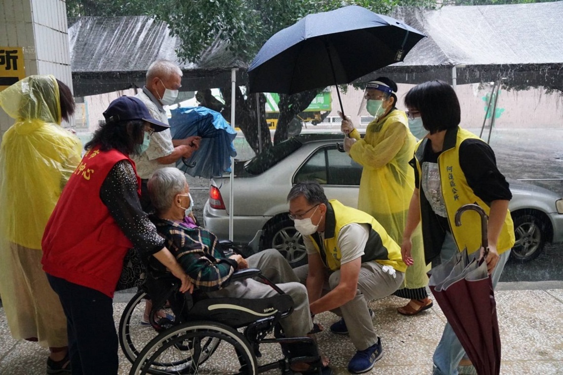 阿蓮區第二波82歲以上長輩施打疫苗    謝琍琍噓寒問暖   長輩和家屬感窩心／波新聞