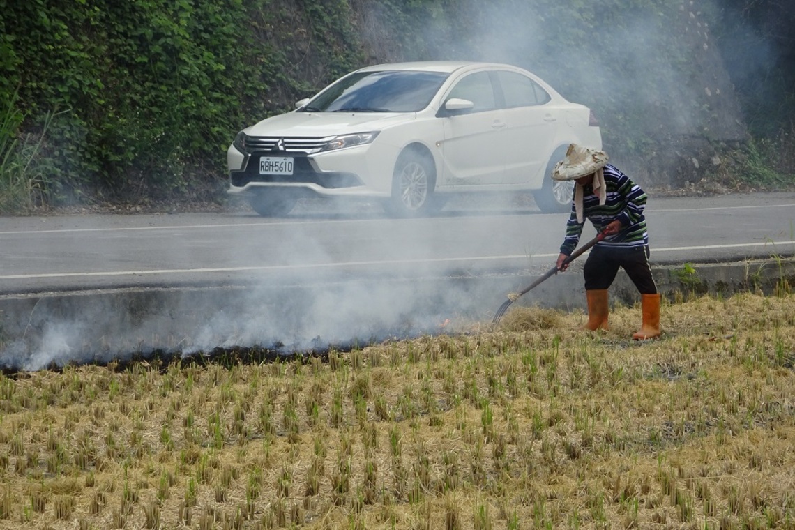 稻草腐化不燃燒    環境會更好    臺東縣環保局呼籲農民翻耕掩埋取代露天燃燒／波新聞