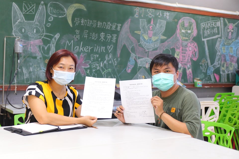 可能是 2 個人和室內的圖像
