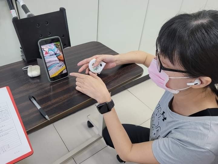 可能是 1 人、電話和室內的圖像