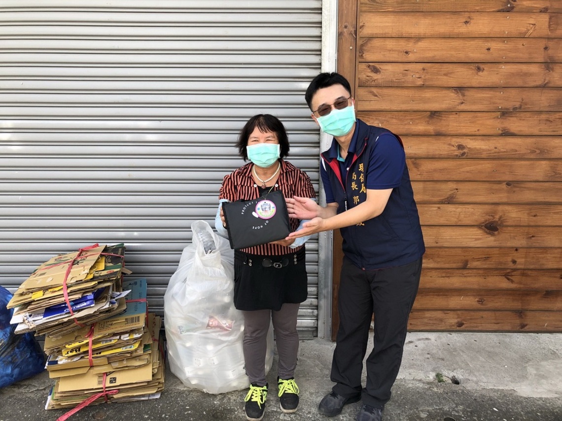 關懷守護生活環境資收個體戶健康　臺東縣府暖心發放防疫防護包／波新聞