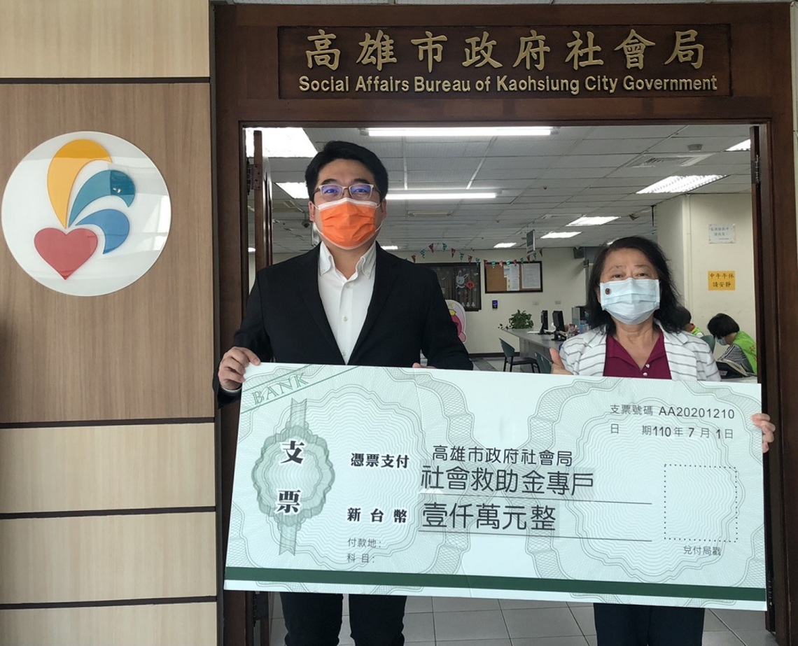 邱俊憲議員捐贈防護面罩 媒合善心團體捐1,000萬助防疫/波新聞