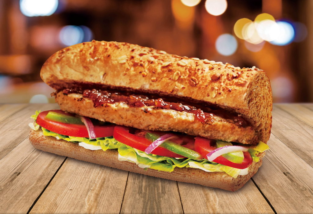 最受歡迎的秒殺美食安格斯牛堡強勢回歸，即日起至8月31日在全台 SUBWAY門市限量販售，外送平台中亦可享有這等暑期限定的夢幻逸品。_1
