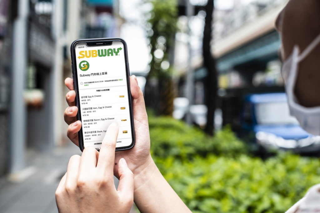 SUBWAY鼓勵習慣外帶的消費者使用線上點餐快取平台，到餐廳前用手機就可預先完成點餐結帳，並直接到店內取餐。
