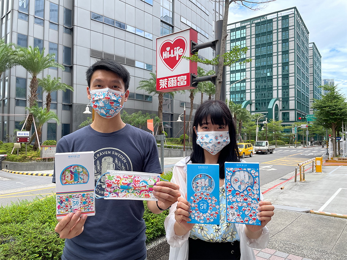 萊爾富繼今年4月推出首波超商獨家「華淨醫材x哆啦A夢50週年紀念款醫療口罩」,吸引許多民眾搶購,第二波聯名為節省等待時間,直接推出門市現售,讓民眾走到巷口超商就能快速購買