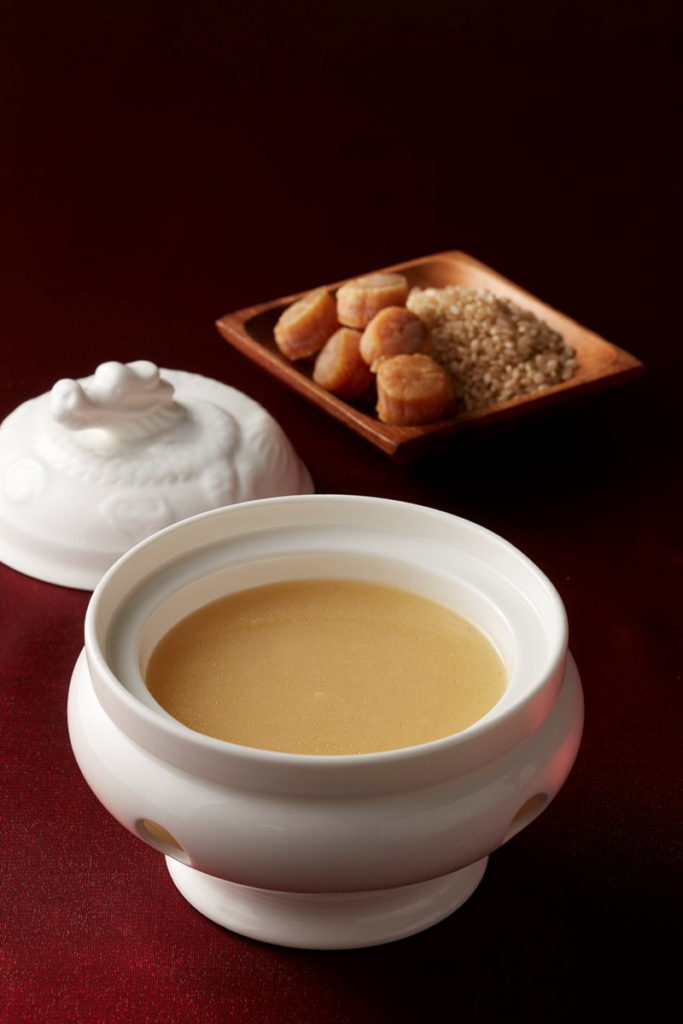 「寒舍食譜雞粥」以黃皮雞加入糙米烹製4小時而成鮮醇甜美的上湯湯底,匯集食材菁華並過濾雜質,使糙米的膠性黏柔化作綿純細稠的湯粥,口感溫潤滑順。(圖/台北寒舍艾美酒店提供)