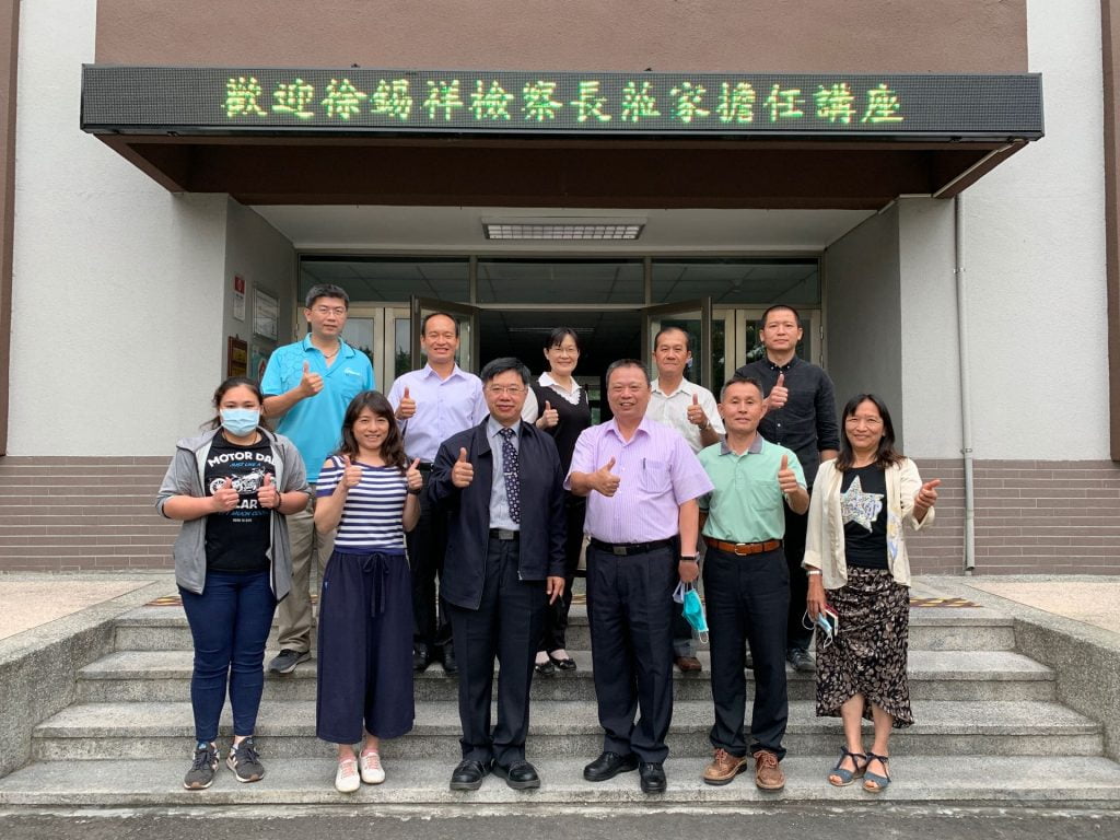 彰化地檢署檢察長徐錫祥與彰化榮家員工合影