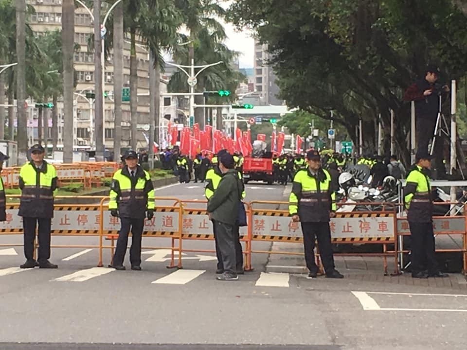 統促黨在立院外進行抗議活動