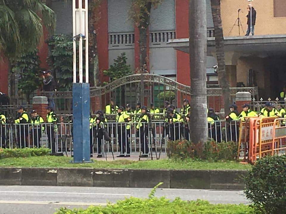 大批警察駐守在立法院前(讀者提供)