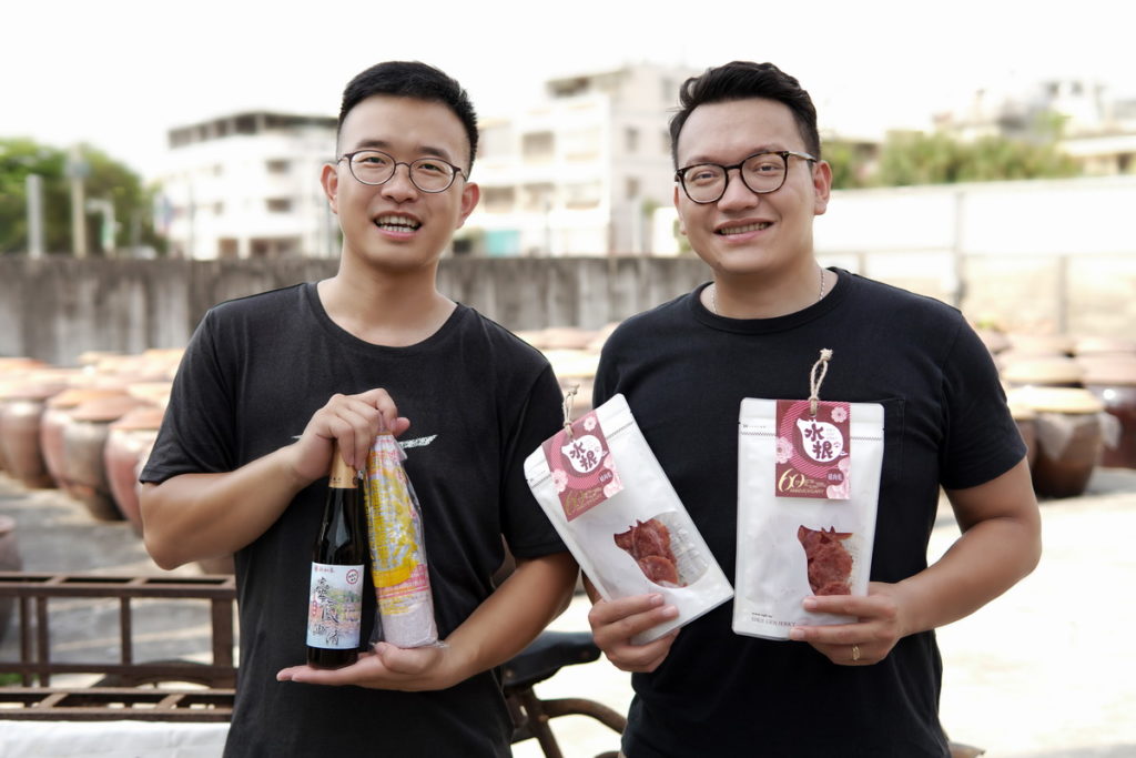 新和春醬油第四代掌門人張又升(左)與水根肉乾第三代職人邱信翰(右)強強聯手, 讓消費者在家也能品嚐彰化的百年好滋味。