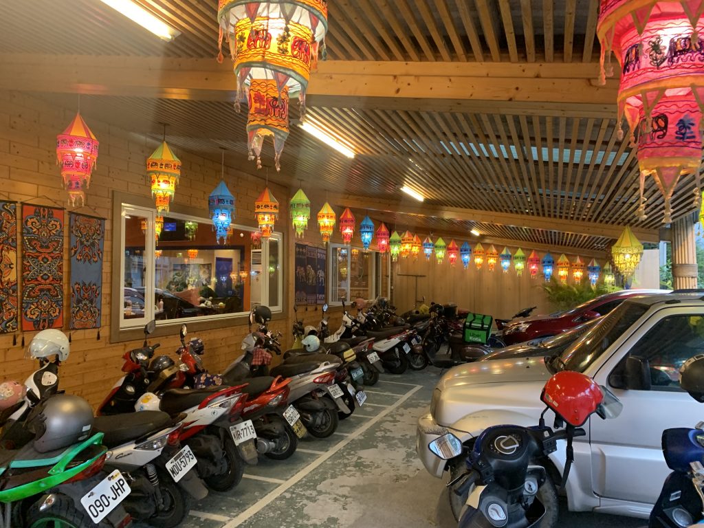 餐廳餐點好不好吃，看在地人有沒有經常來就知道，在地人騎機車來用餐，機車位都快停滿了 攝影:林志毅