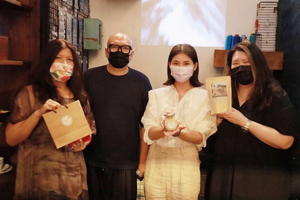 可能是 4 個人和室內的圖像