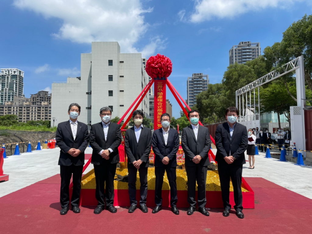 長官合影_左起_日商華大成營造工程副總經理山下幹雄、三大聯合建築師事務所建築師廖裕祺、三大聯合建築師事務所建築師張恒誠、台灣三井不動產董事長下町一朗、三新二奧特萊斯總經理川邊直樹、日商華大成營造工程總經理鍾維宇