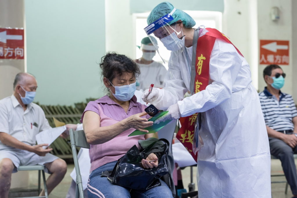 北興國中大型接種站提供民眾貼心服務