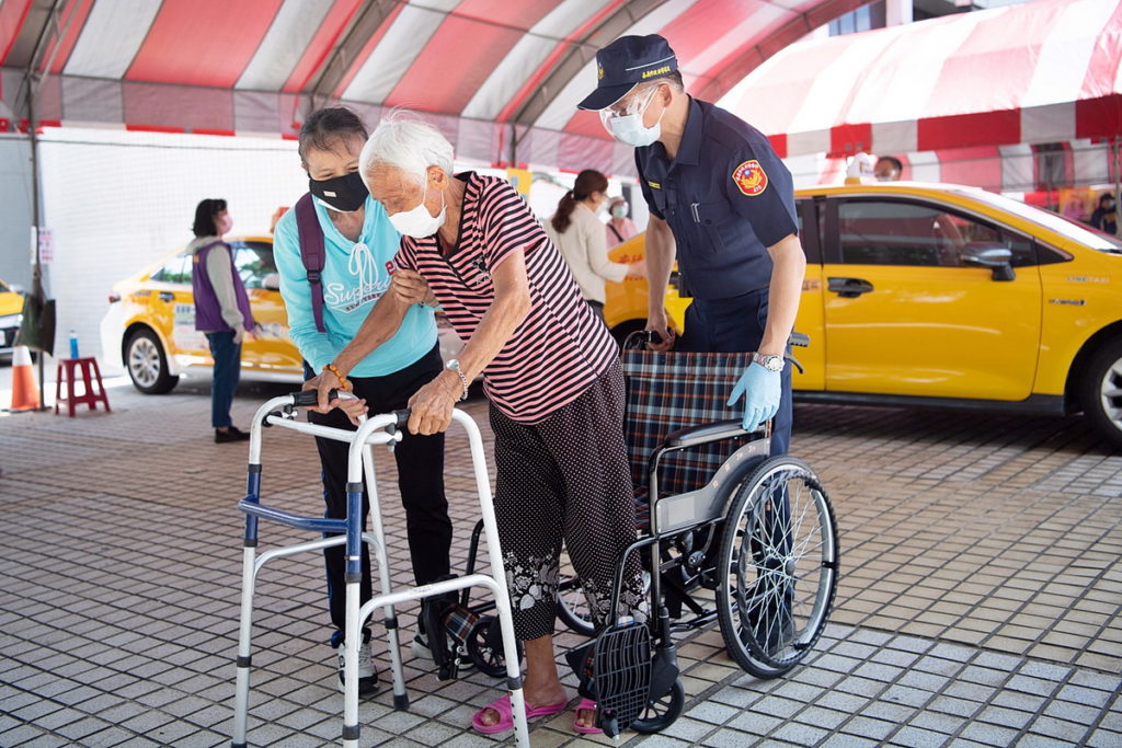 港坪體育館大型接種站提供民眾貼心服務