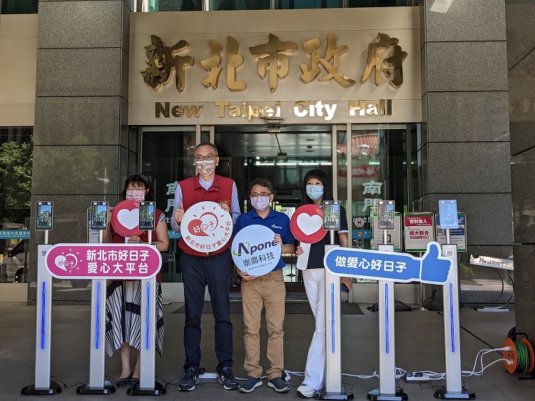 崇鼎科技股份有限公司於110年7月5日透過新北市好日子愛心大平台贈送20台「熱感應測溫門禁智能面板機」，由副市長謝政達代表收下，後續將分送至新北公有市場輔助防疫管控。(圖片提供:新北市政府市場處)