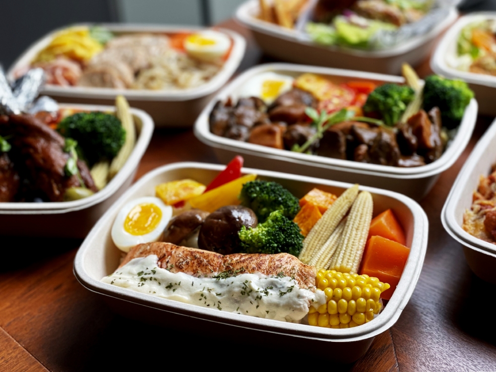 【慕軒飯店】URBAN331威士忌酒吧推出七款全新口味饗樂餐盒外帶外送服務,午晚餐時段提供碳烤挪威鮭魚、安格斯黑牛咖哩、噶瑪蘭豬腱骨、黑松露蛋沙拉可頌等視覺系餐盒每份只要120元起