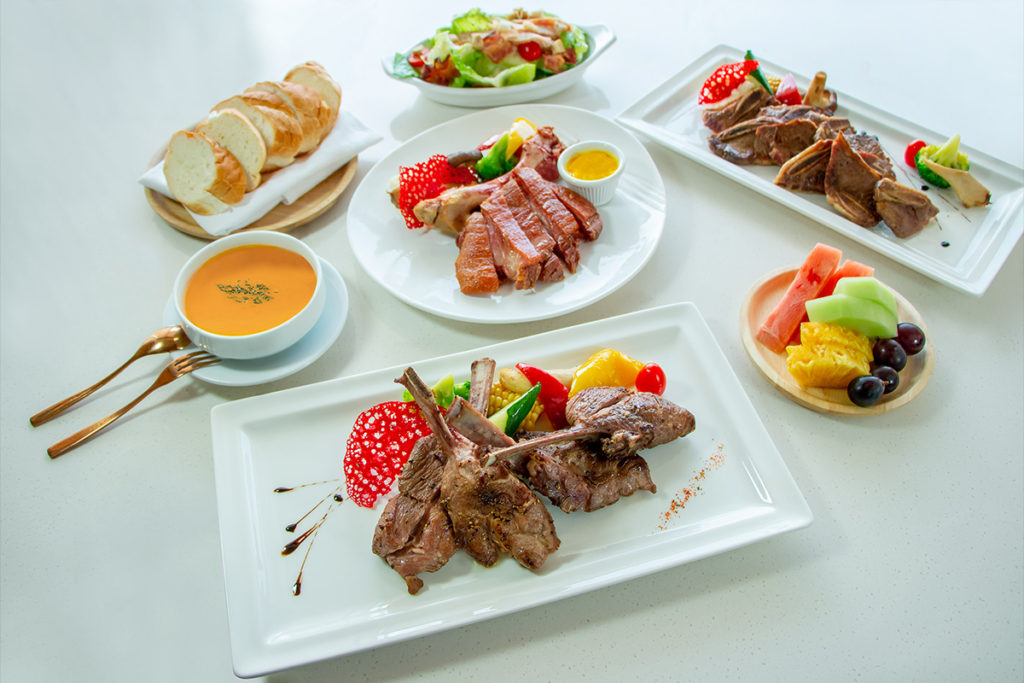 【和逸飯店‧高雄中山館】四人豐盛分享餐1680元,三款海陸主餐搭配前菜、湯品和餐後水果,在家也能享受完整套餐式佳餚。