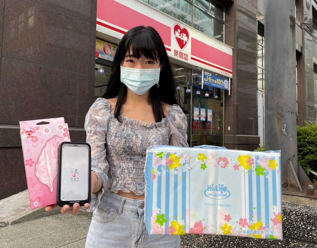 萊爾富是首家可使用「悠遊付」的超商,透過電子票證(悠遊卡)與電子支付(悠遊付)的完美結合,不僅延伸悠遊卡的應用,也讓支付變得更便利,讓民眾不用再擔心悠遊卡內餘額不足