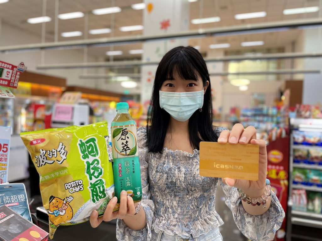 7月14日至9月7日前,到萊爾富使用愛金卡單筆消費滿120元,即贈原萃玉露綠茶580mL乙瓶或波的多蚵仔煎口味洋芋片54g乙包的商品兌換券乙張(2擇1)