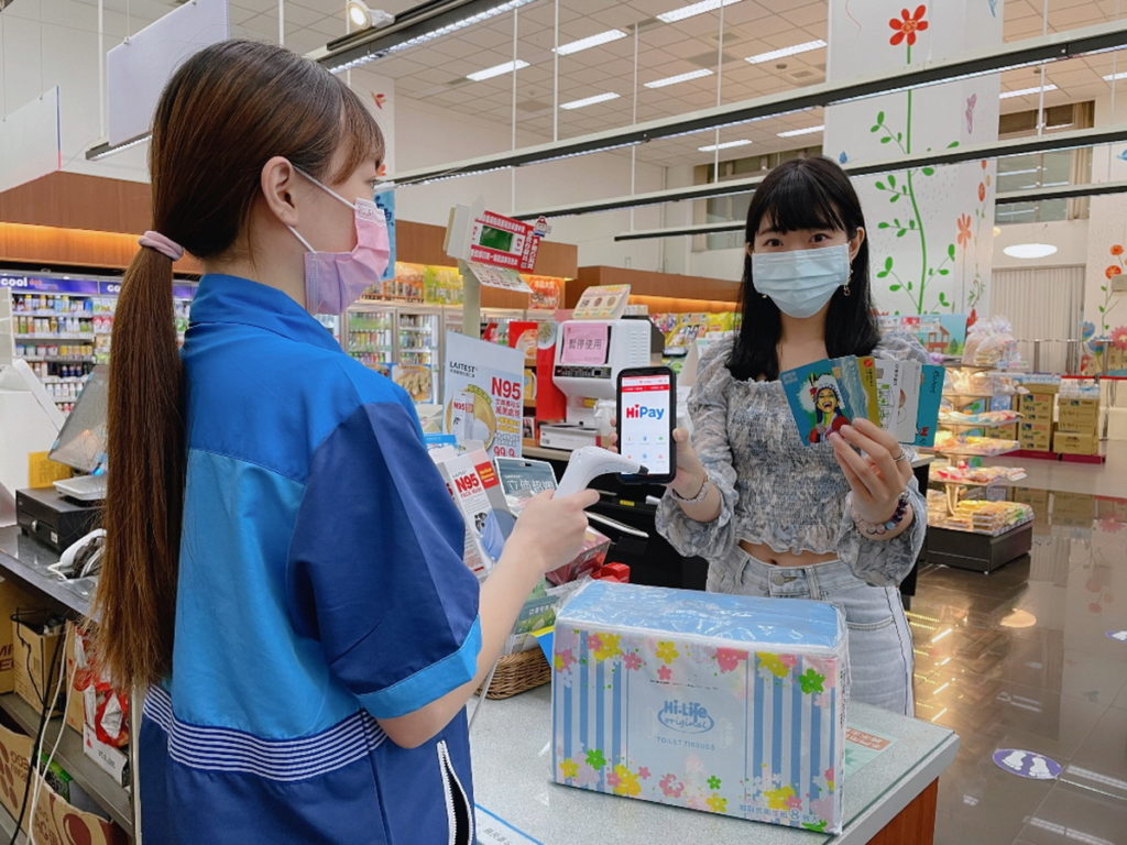 疫情迎低接觸浪潮,萊爾富超給「利」,推出各項防疫支付優惠,目前萊爾富提供多達63種的非現金支付方式,是目前超商業界最多